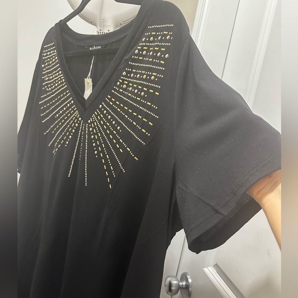 BloomChic Plus Size V-Neck Rhinestone Stretchy T-Shirt - Picture 4 of 5